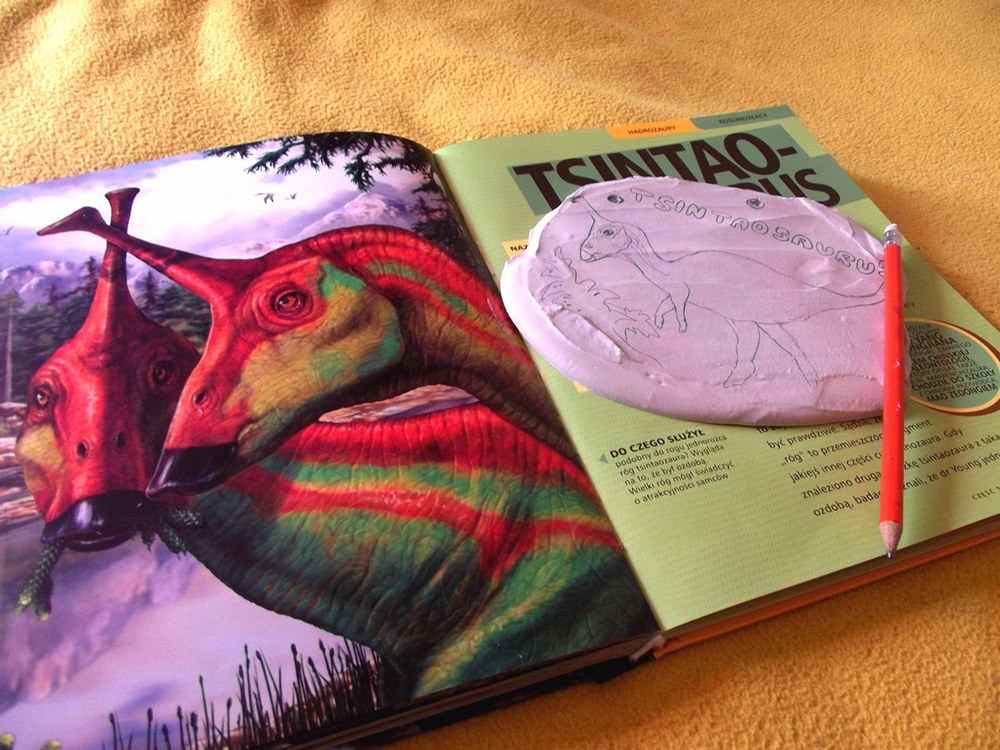 skalne malunki dinozaury na gipsie