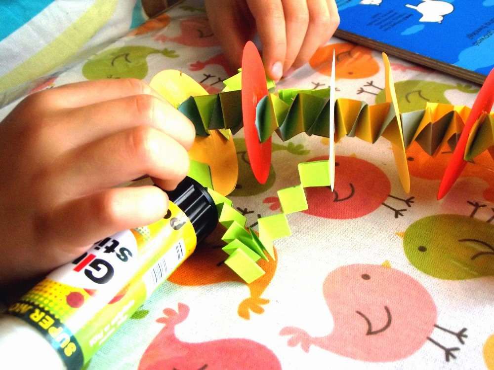 gasienica z kolek na patyku