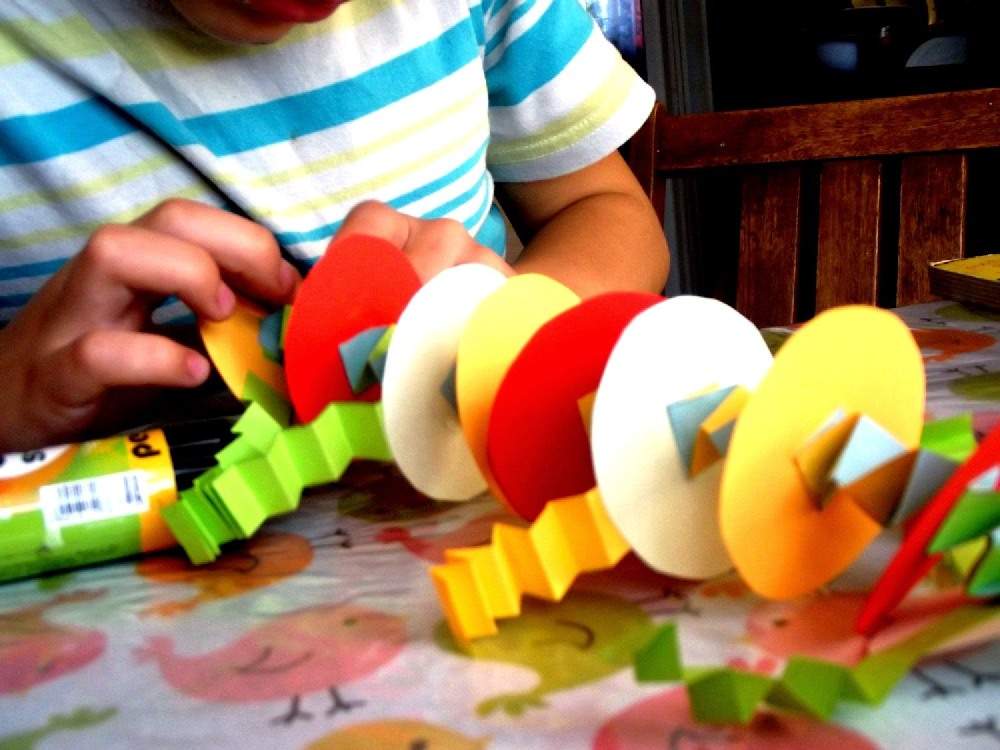 gasienica z kolek na patyku