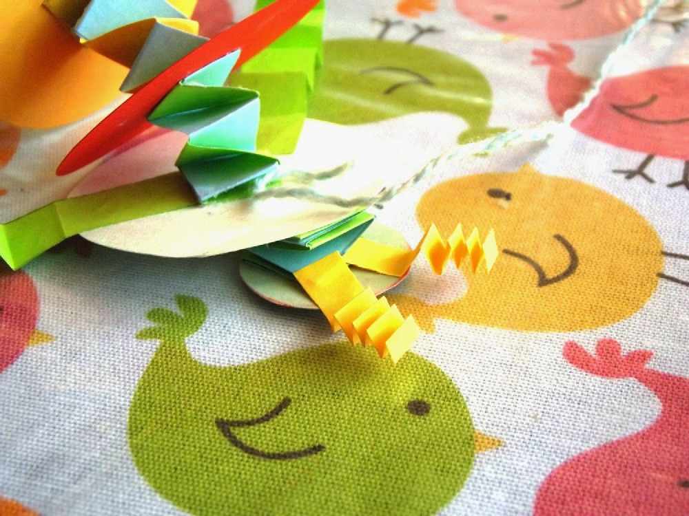 gasienica z kolek na patyku