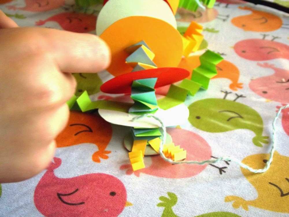 gasienica z kolek na patyku