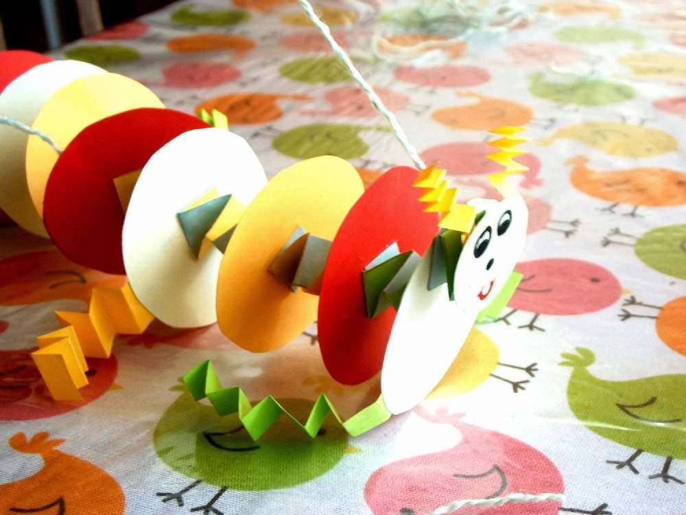 gasienica z kolek na patyku