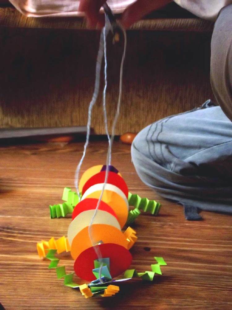 gasienica z kolek na patyku