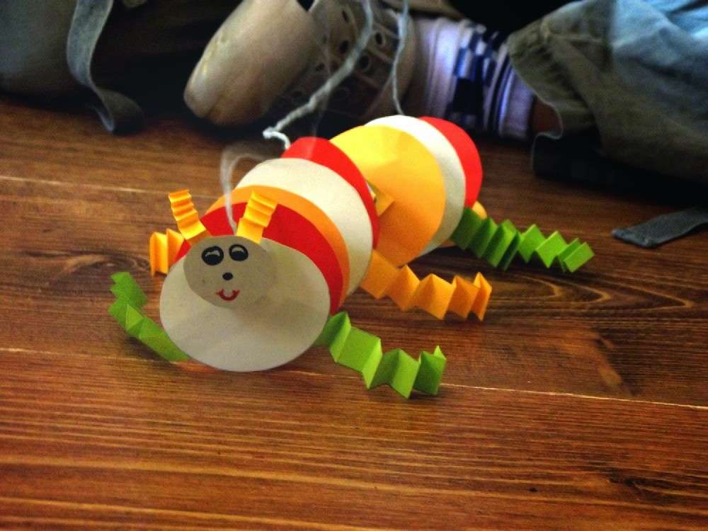 gasienica z kolek na patyku