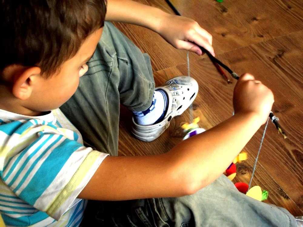 gasienica z kolek na patyku