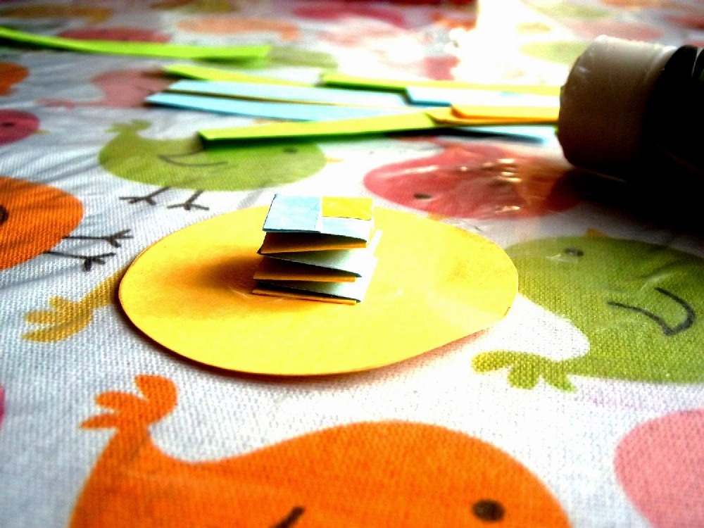 gąsienica z kolek na patyku