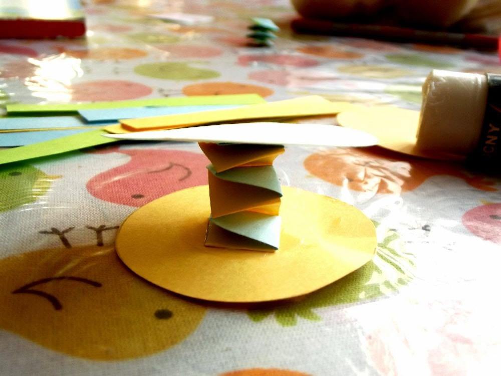 gąsienica z kolek na patyku