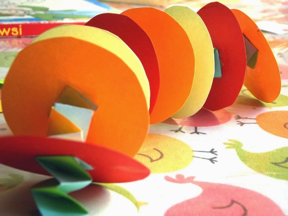 gąsienica z kolek na patyku