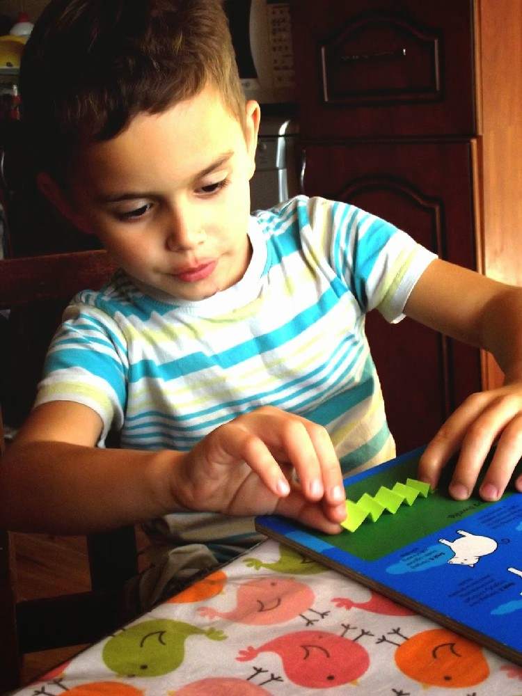 gąsienica z kolek na patyku