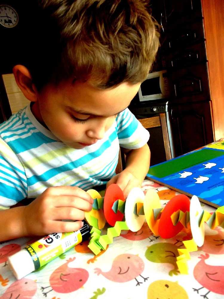 gąsienica z kolek na patyku