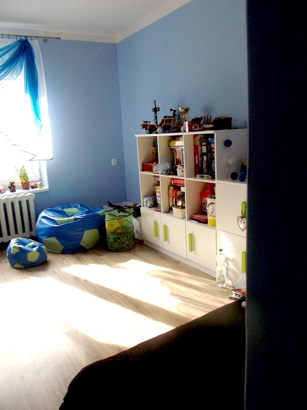 Urządzanie pokoju dziecka - białe meble i kolorowe dodatki