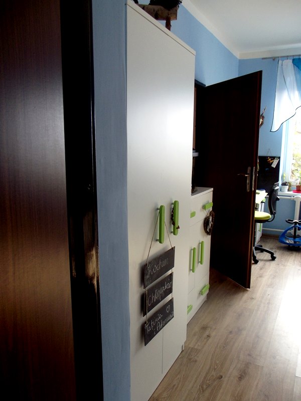 Urządzanie pokoju dziecka - białe meble i kolorowe dodatki