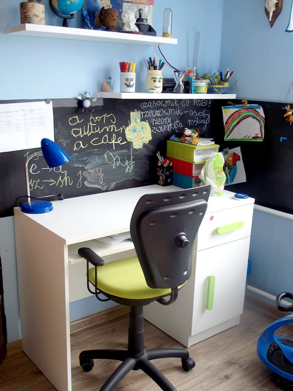 Urządzanie pokoju dziecka - białe meble i kolorowe dodatki