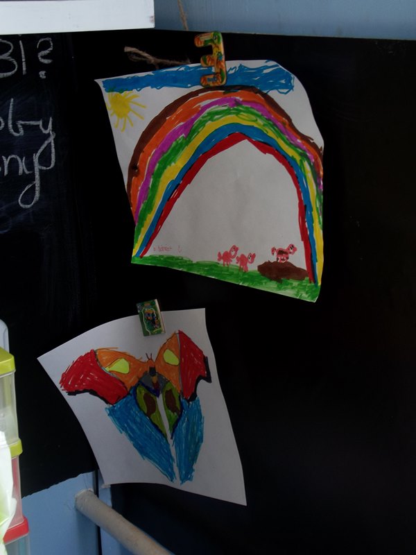 Urządzanie pokoju dziecka - białe meble i kolorowe dodatki