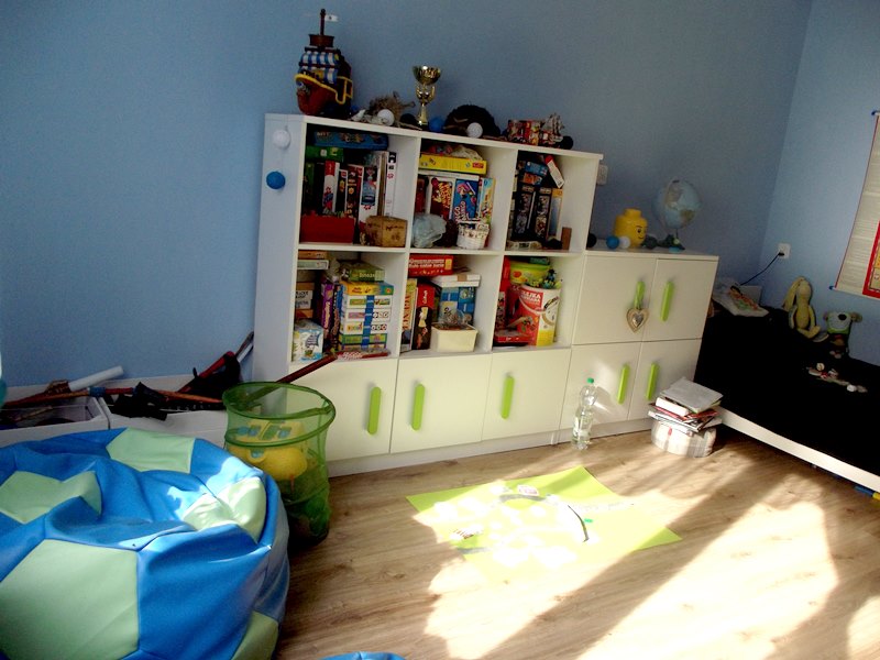 Urządzanie pokoju dziecka - białe meble i kolorowe dodatki