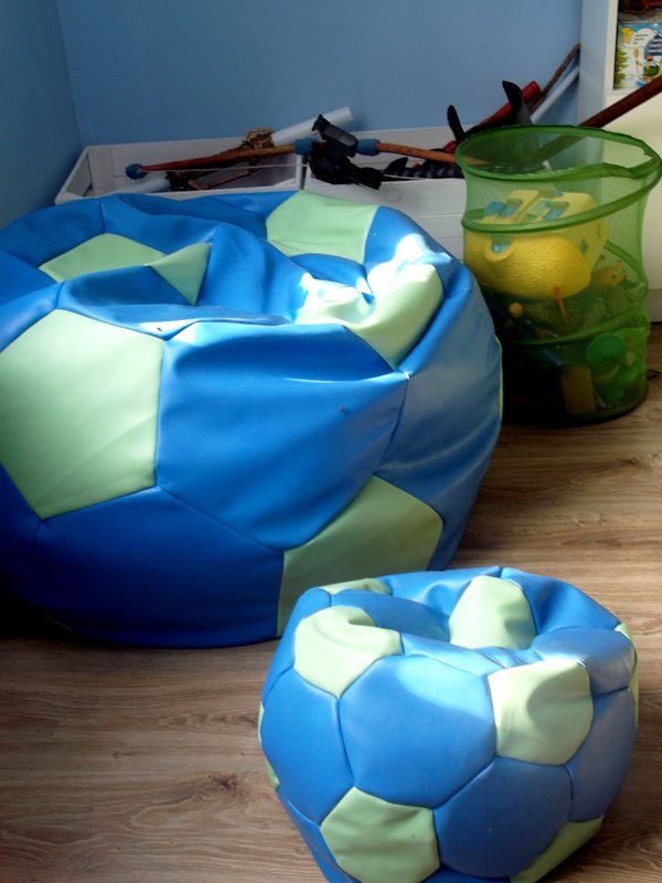 Urządzanie pokoju dziecka - białe meble i kolorowe dodatki