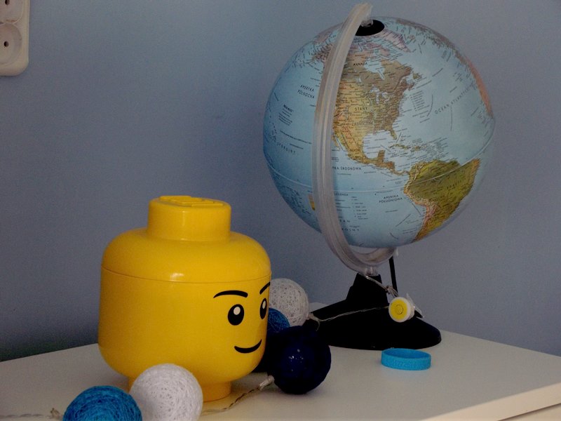 Urządzanie pokoju dziecka - białe meble i kolorowe dodatki