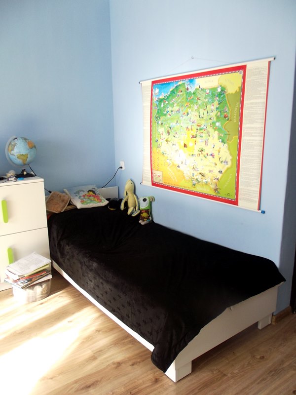 Urządzanie pokoju dziecka - białe meble i kolorowe dodatki