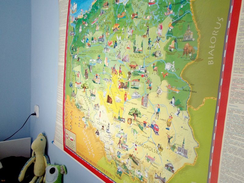 Urządzanie pokoju dziecka - białe meble i kolorowe dodatki