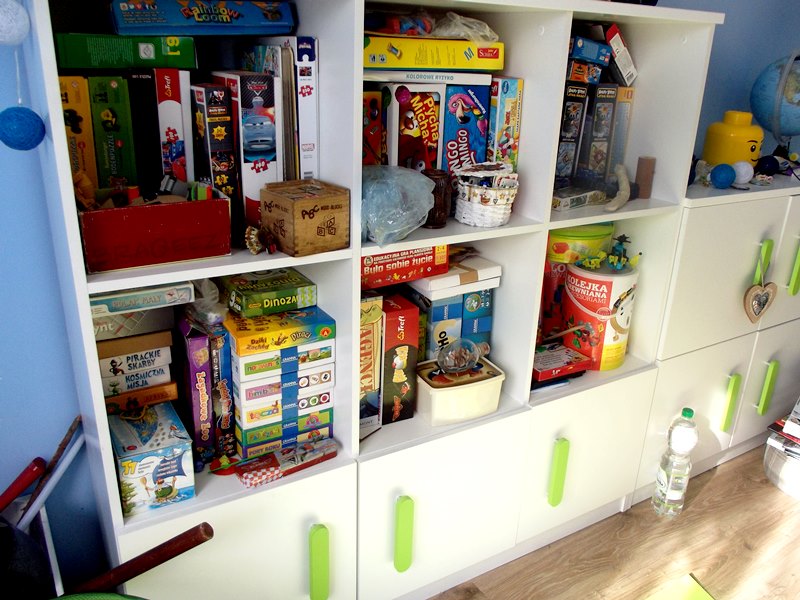 Urządzanie pokoju dziecka - białe meble i kolorowe dodatki