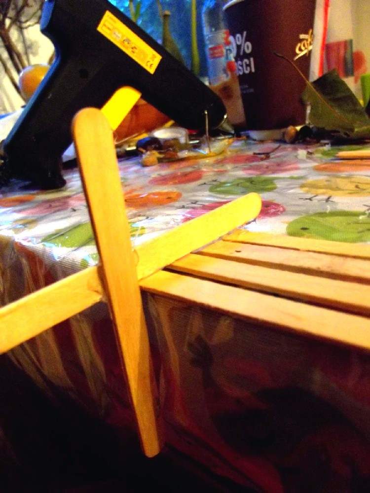 stolik i żłóbek z patyczków