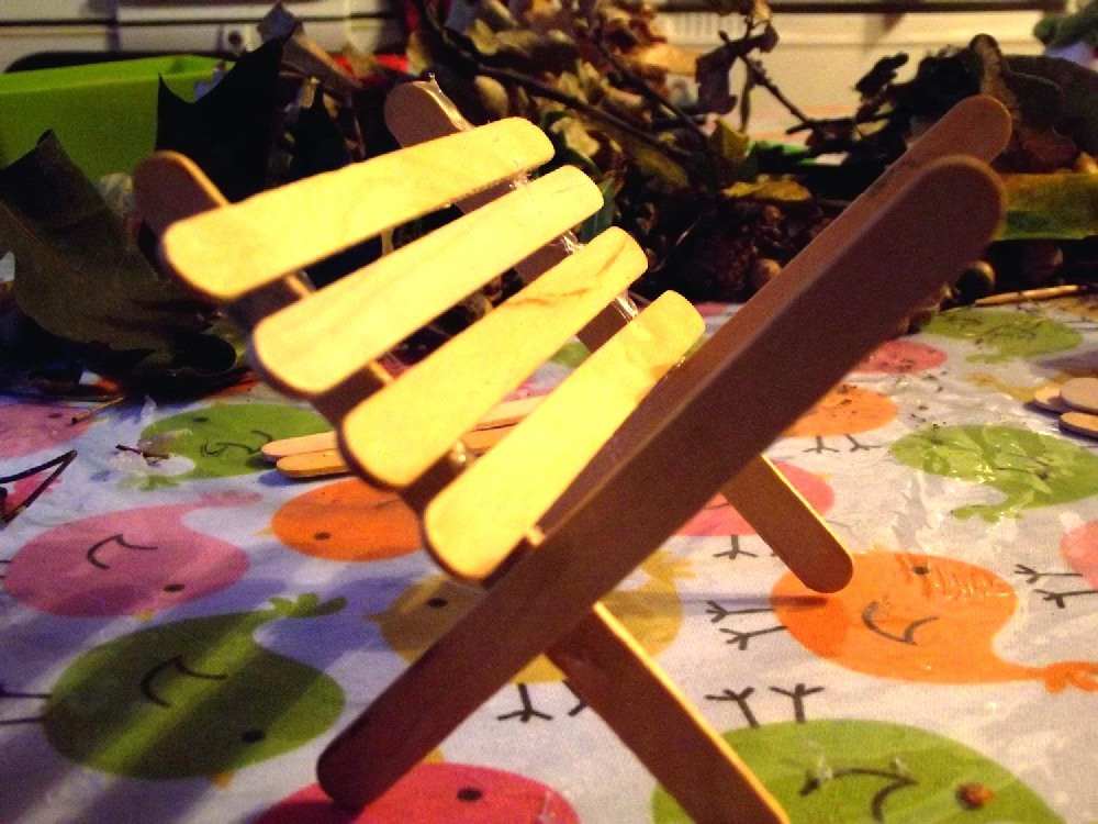 stolik i żłóbek z patyczków