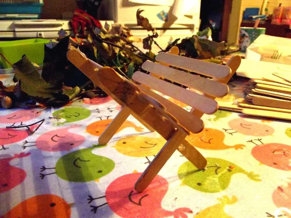 stolik i żłóbek z patyczków