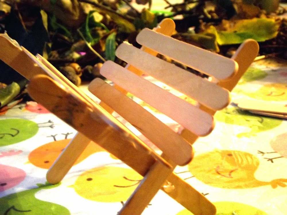 stolik i żłóbek z patyczków