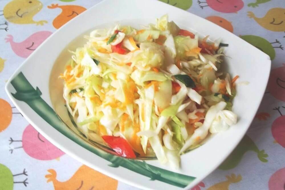 sałatka z ogórków i białej kapusty